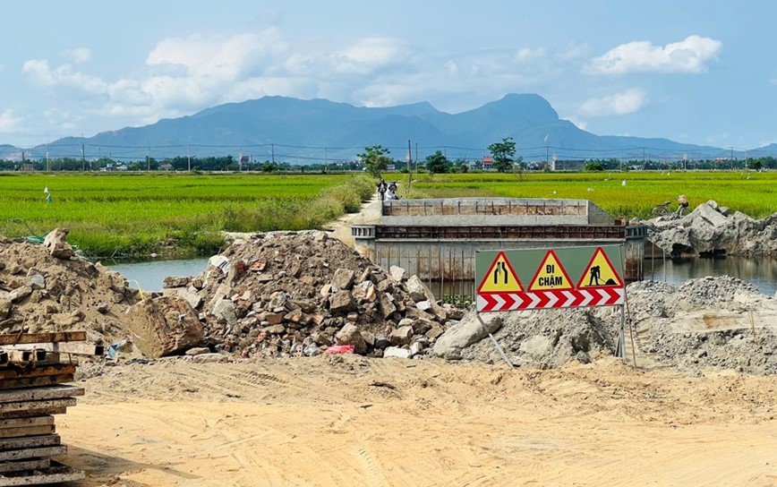 Chua den 1km duong nhung thi cong hon mot nam van chua xong - Hinh anh 4