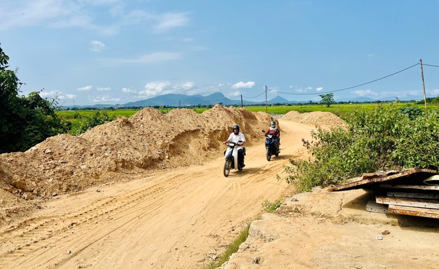 Chua den 1km duong nhung thi cong hon mot nam van chua xong - Hinh anh 3