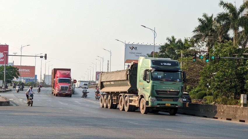 Cam xe lon tren cao toc Cam Lo - La Son: Tim phuong an hai hoa - Hinh anh 1