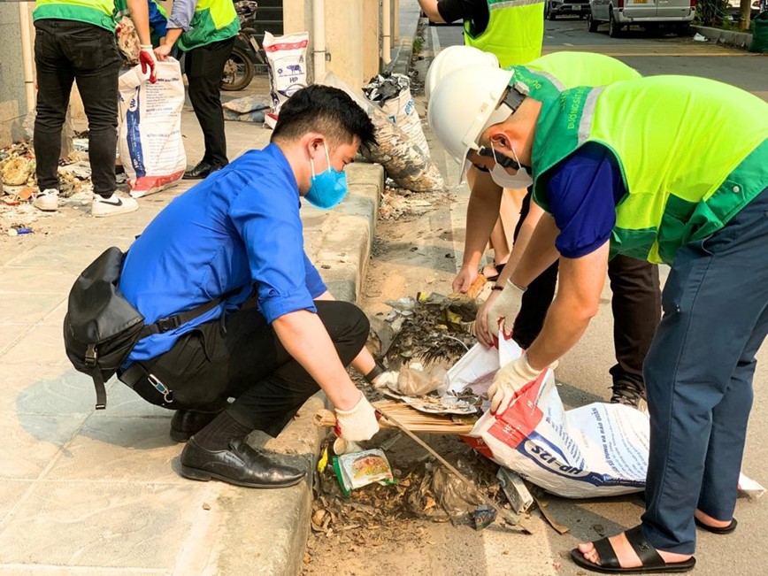 Ra quan don rac tai chan cac nha ga tuyen duong sat Nhon - ga Ha Noi - Hinh anh 3