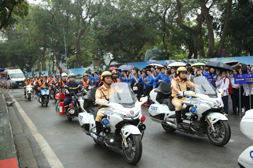 Thanh nien Ha Noi huong ung “Nam an toan giao thong 2024” - Hinh anh 1