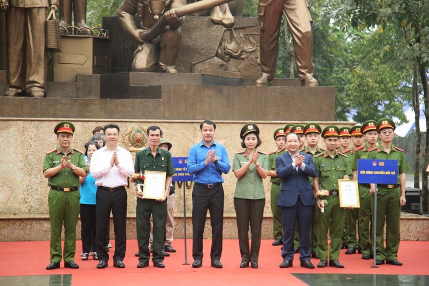 Thanh nien Ha Noi huong ung “Nam an toan giao thong 2024” - Hinh anh 3