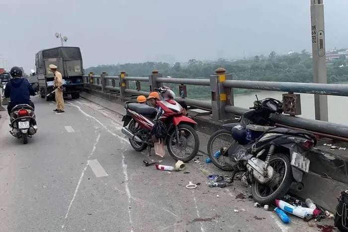 Xe tai mat lai tren cau Thanh Tri - Hinh anh 1