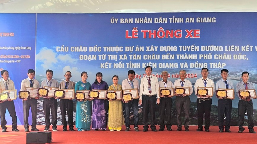 Thong xe cau Chau Doc, rut ngan thoi gian Dong Thap di Kien Giang - Hinh anh 3