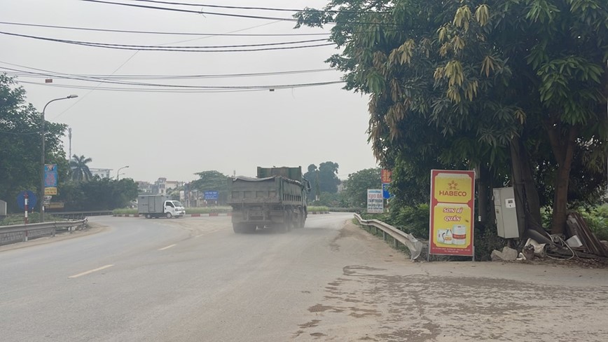 Mat an toan giao thong tai khu vuc duong Y Lan - cau vuot Phu Thuy - Hinh anh 4