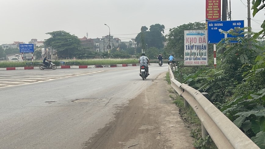 Mat an toan giao thong tai khu vuc duong Y Lan - cau vuot Phu Thuy - Hinh anh 3