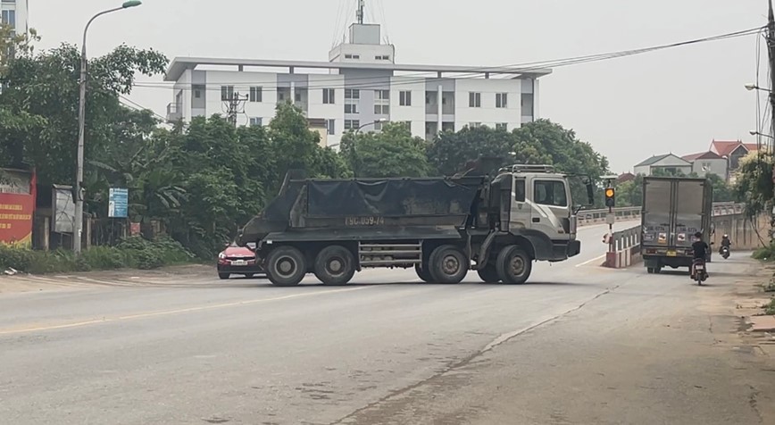 Mat an toan giao thong tai khu vuc duong Y Lan - cau vuot Phu Thuy - Hinh anh 1