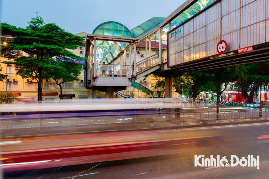 Ve dep lung linh cua “ham thuy cung” tren cau di bo pho Tran Nhat Duat - Hinh anh 1