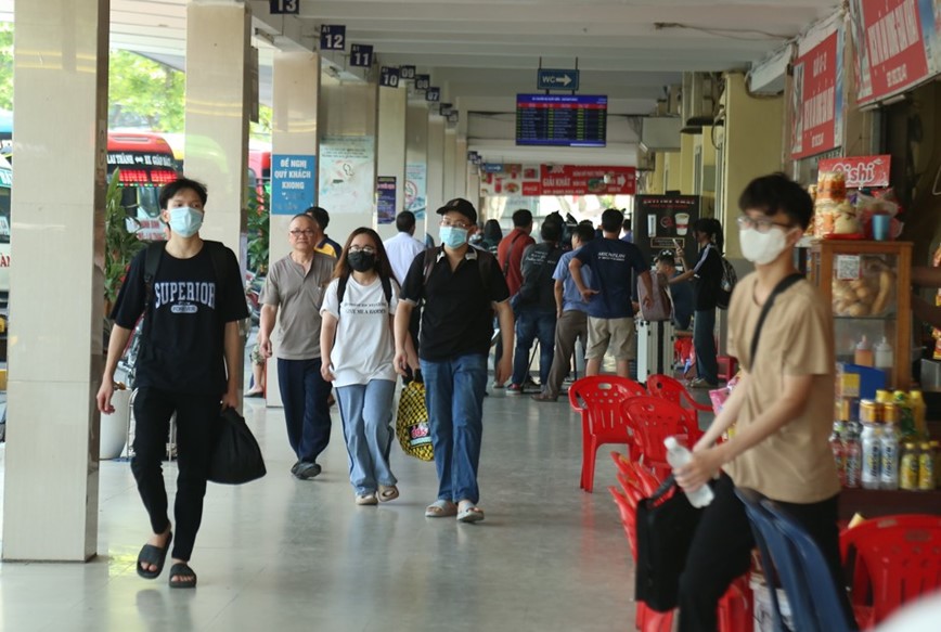 Ha Noi: Nguoi dan un un den ben xe ve que nghi le som - Hinh anh 14