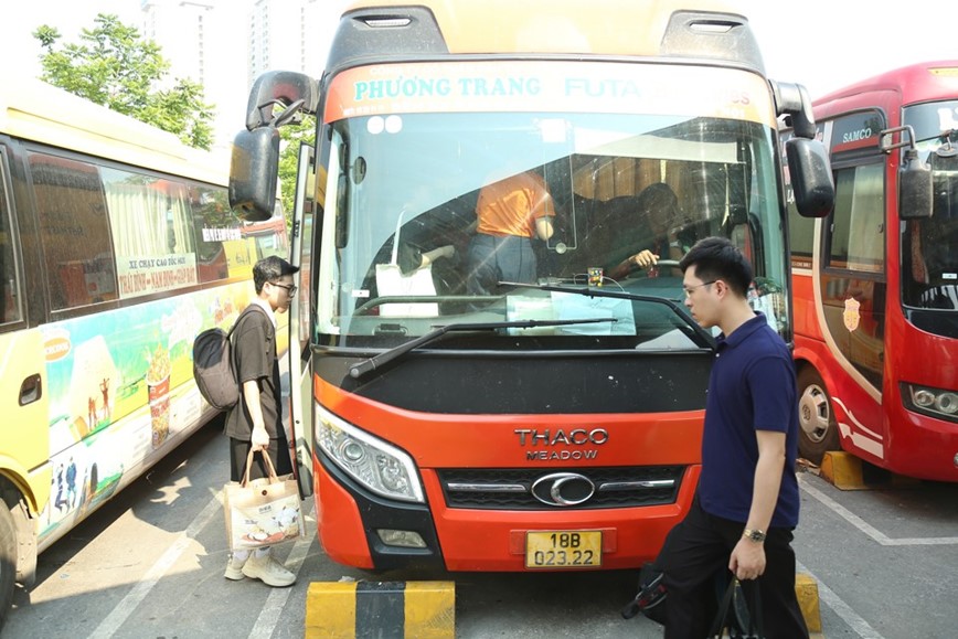 Ha Noi: Nguoi dan un un den ben xe ve que nghi le som - Hinh anh 11