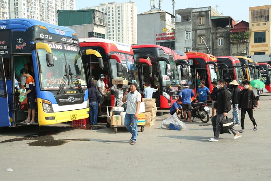 Ha Noi: Nguoi dan un un den ben xe ve que nghi le som - Hinh anh 7