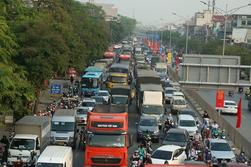 Ha Noi: nhieu tuyen duong chat kin phuong tien truoc ky nghi le - Hinh anh 13