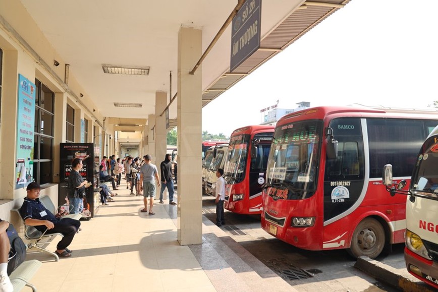 Ha Noi: Nguoi dan un un den ben xe ve que nghi le som - Hinh anh 16