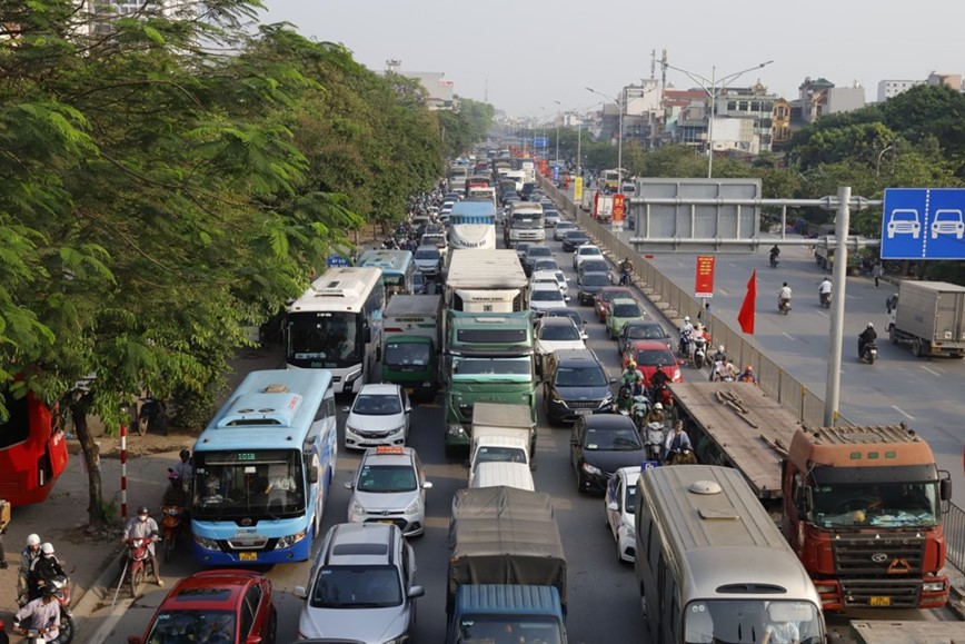 Ha Noi: nhieu tuyen duong chat kin phuong tien truoc ky nghi le - Hinh anh 4