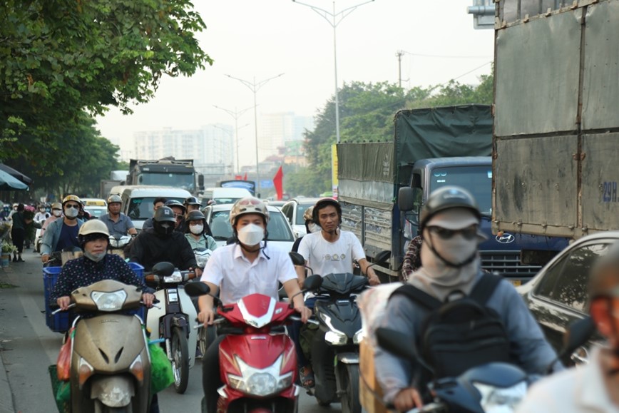 Giao thong Ha Noi giam nhiet ngay dau nghi le 30/4-1/5 - Hinh anh 5