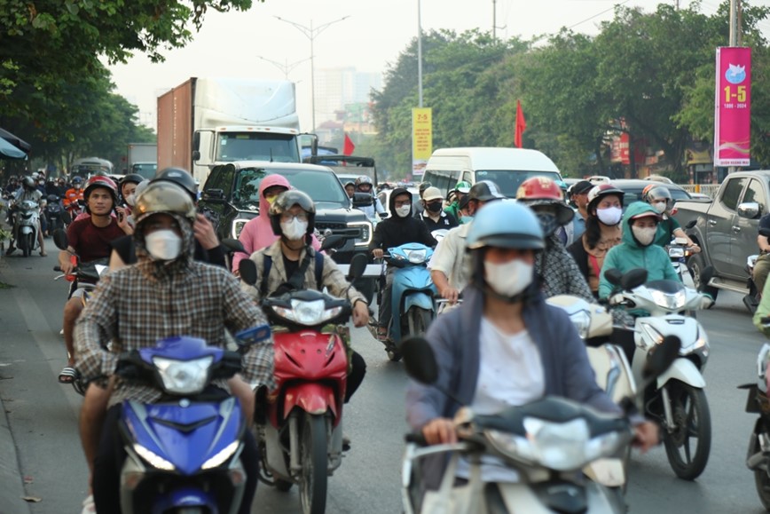 Giao thong Ha Noi giam nhiet ngay dau nghi le 30/4-1/5 - Hinh anh 4