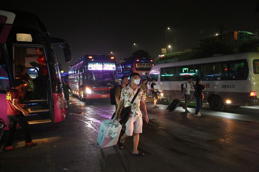 Ve que nghi le, hang nghin nguoi dan den ben xe luc nua dem - Hinh anh 13