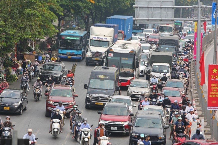 Giao thong Ha Noi giam nhiet ngay dau nghi le 30/4-1/5 - Hinh anh 6