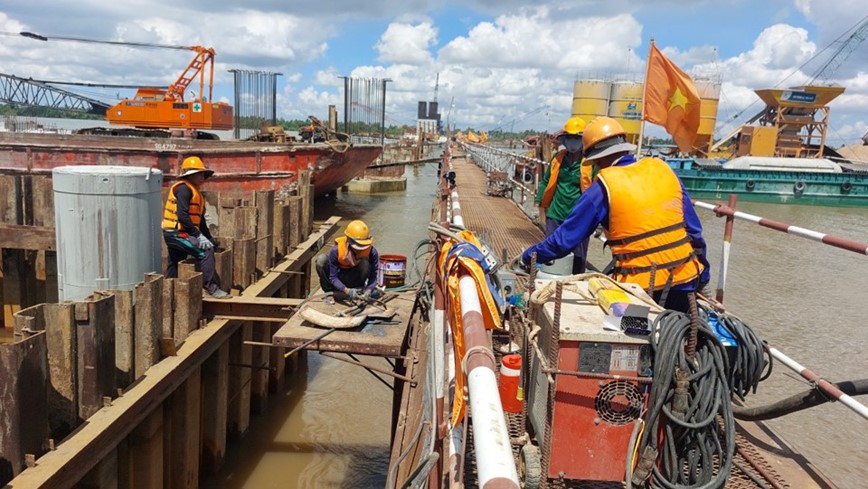 Miet mai giua chao lua tren cong truong cau Dai Ngai - Hinh anh 1