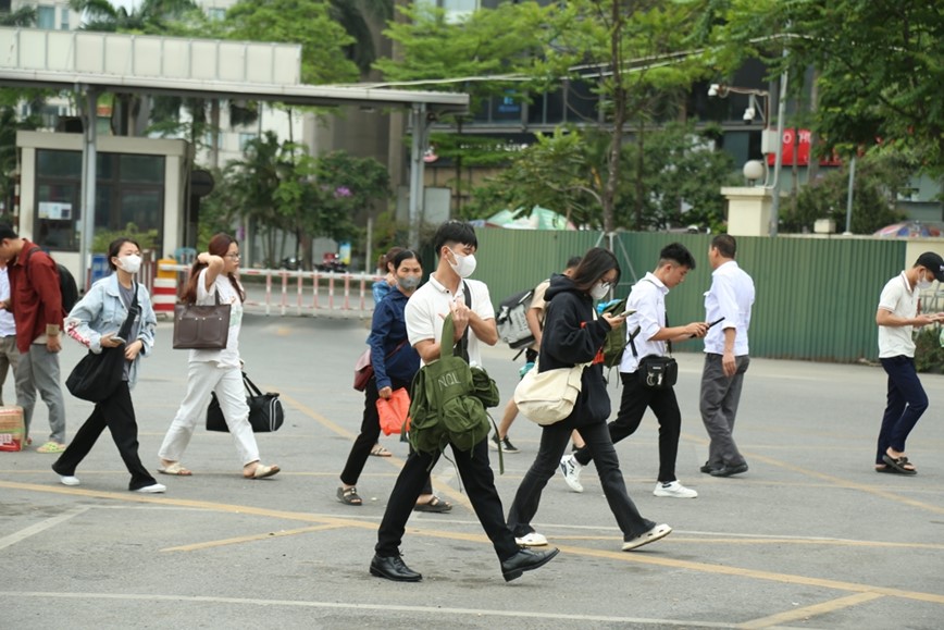 Hanh khach linh kinh do dac quay tro lai Thu do - Hinh anh 2