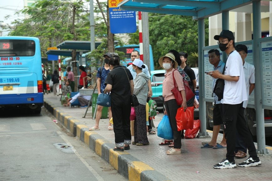 Hanh khach linh kinh do dac quay tro lai Thu do - Hinh anh 5