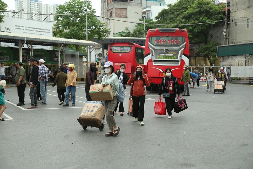 Hanh khach linh kinh do dac quay tro lai Thu do - Hinh anh 8