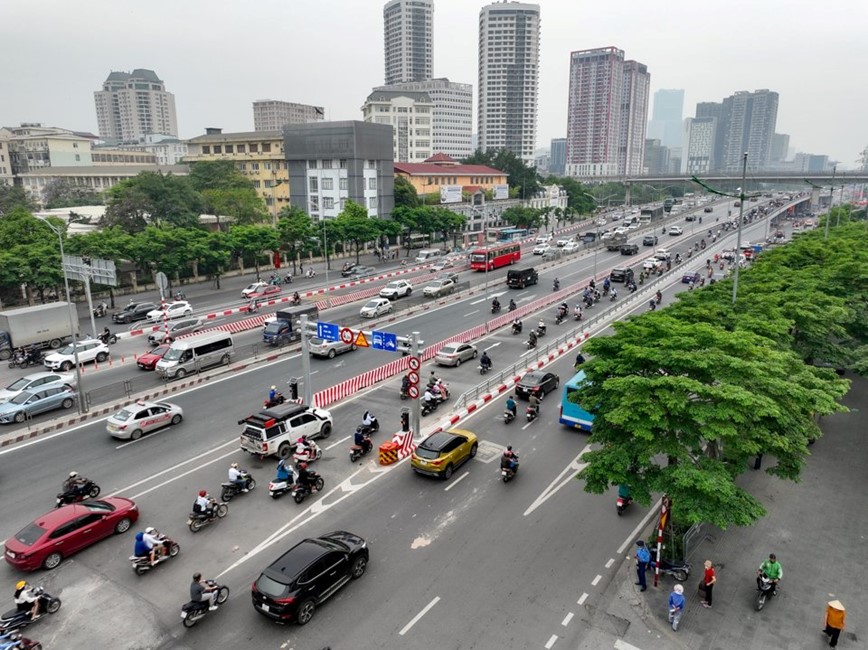 Ngay dau thong xe cau vuot thep Mai Dich, un tac giam ro ret - Hinh anh 4