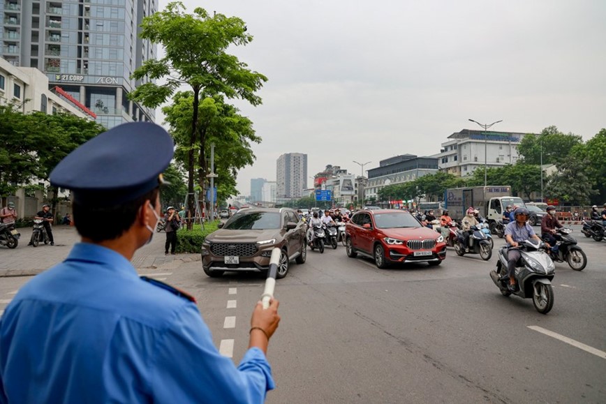 Ngay dau thong xe cau vuot thep Mai Dich, un tac giam ro ret - Hinh anh 9