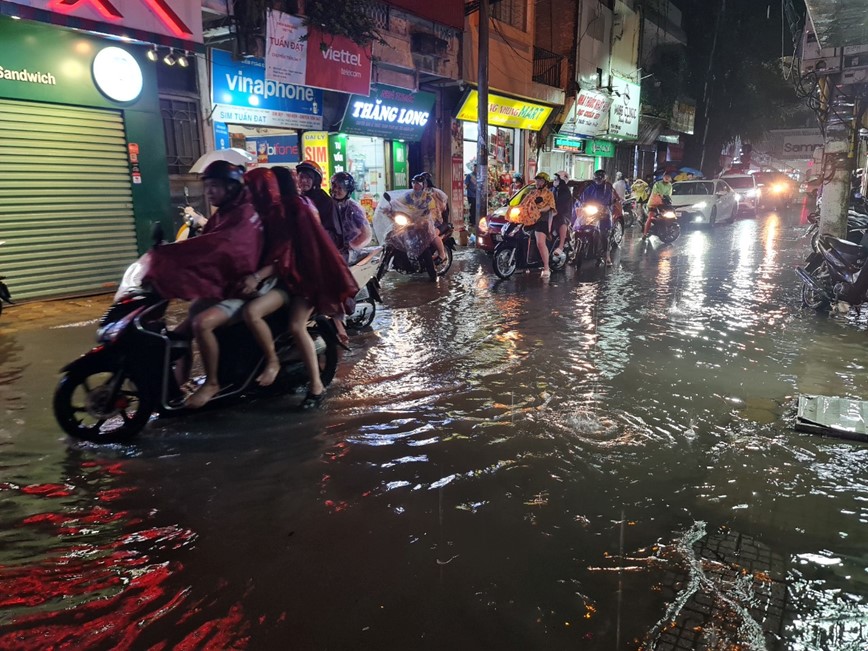 [Anh] Mua lon bat ngo, nhieu tuyen pho Ha Noi ngap sau toi cuoi tuan - Hinh anh 9