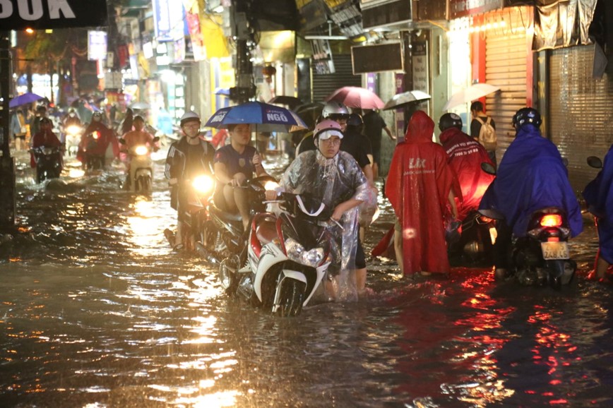 [Anh] Mua lon bat ngo, nhieu tuyen pho Ha Noi ngap sau toi cuoi tuan - Hinh anh 3