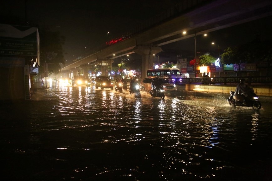 [Anh] Mua lon bat ngo, nhieu tuyen pho Ha Noi ngap sau toi cuoi tuan - Hinh anh 1