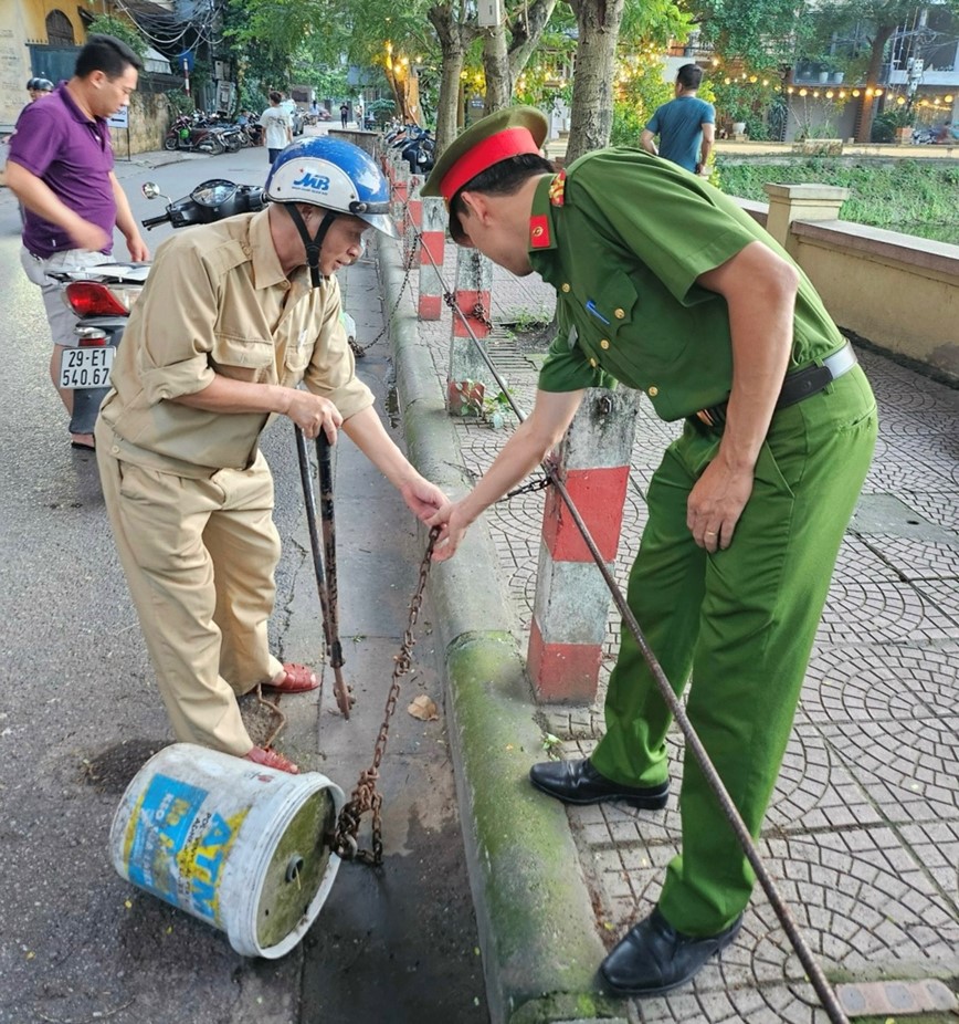 Xu ly “lo cot” an ngu long duong ngo 82 Chua Lang - Hinh anh 2