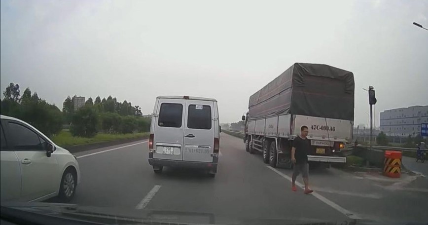 Tai xe lui xe tren cao toc Ha Noi - Bac Giang nhan muc phat nao? - Hinh anh 1