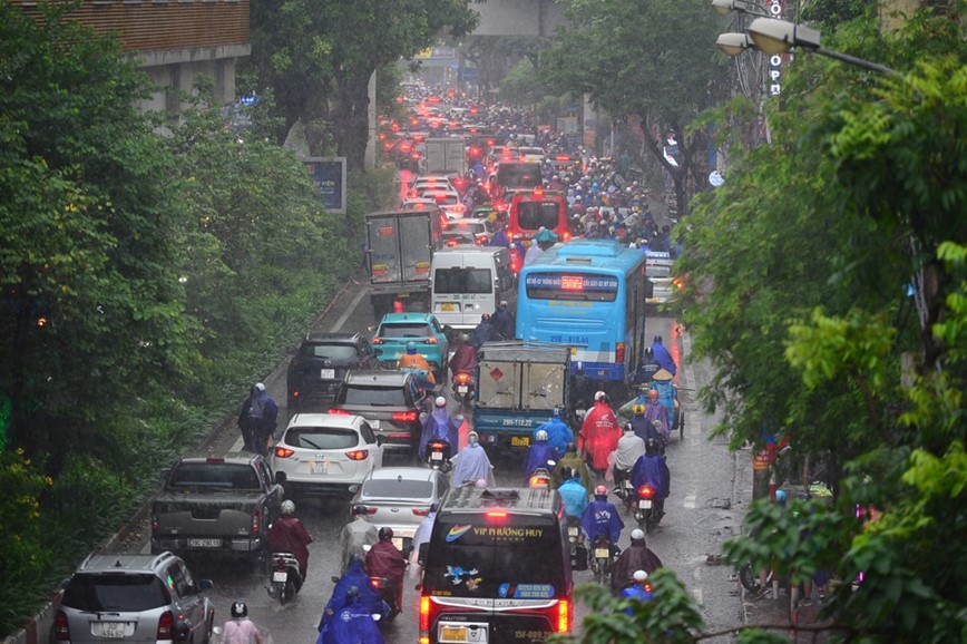 Ha Noi: mua xoi xa, sam set danh du doi, nhieu tuyen duong un tac sang 5/6 - Hinh anh 25