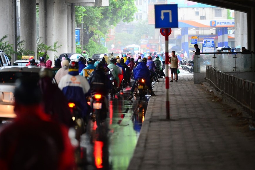 Ha Noi: mua xoi xa, sam set danh du doi, nhieu tuyen duong un tac sang 5/6 - Hinh anh 24