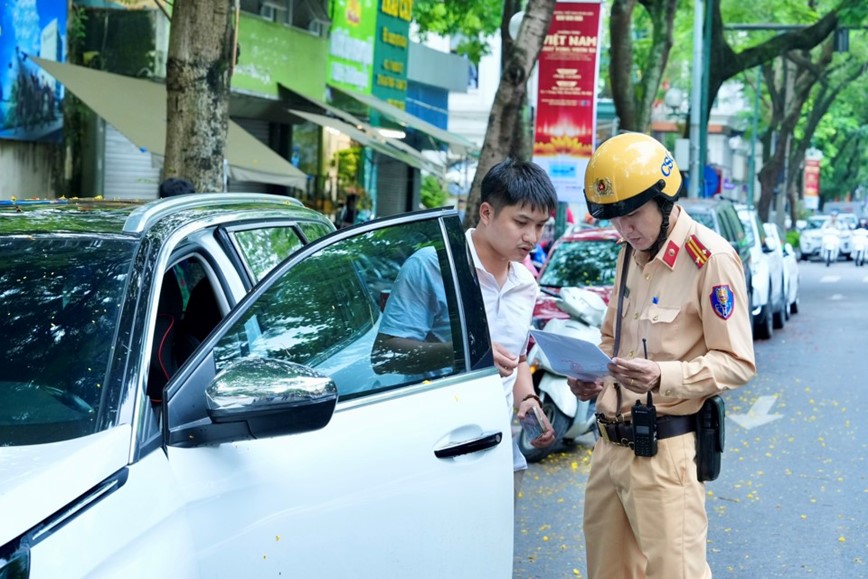 Xu ly xe o to dung do lan chiem nha cho xe buyt tai quan Hoan Kiem - Hinh anh 2