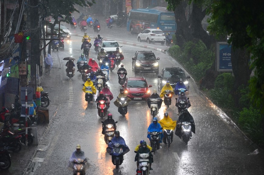 Ha Noi: mua xoi xa, sam set danh du doi, nhieu tuyen duong un tac sang 5/6 - Hinh anh 23