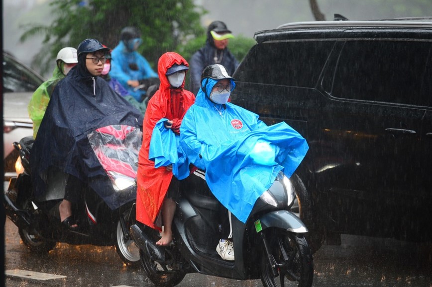 Ha Noi: mua xoi xa, sam set danh du doi, nhieu tuyen duong un tac sang 5/6 - Hinh anh 28