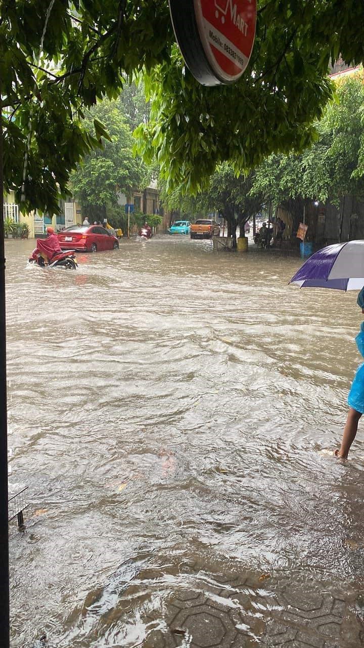 Ha Noi: mua xoi xa, sam set danh du doi, nhieu tuyen duong un tac sang 5/6 - Hinh anh 13