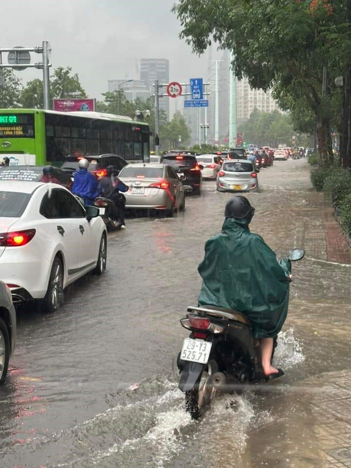 Ha Noi: mua xoi xa, sam set danh du doi, nhieu tuyen duong un tac sang 5/6 - Hinh anh 15