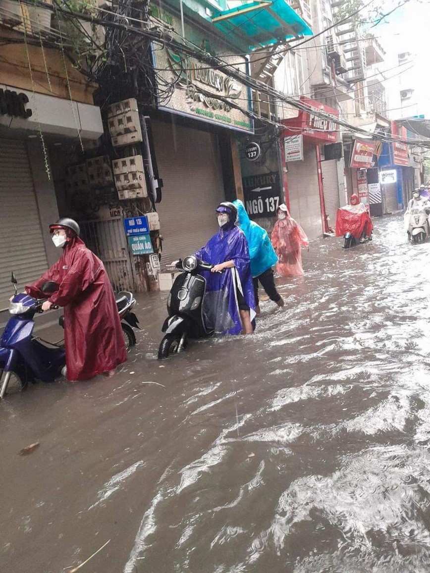 Ha Noi: mua xoi xa, sam set danh du doi, nhieu tuyen duong un tac sang 5/6 - Hinh anh 21