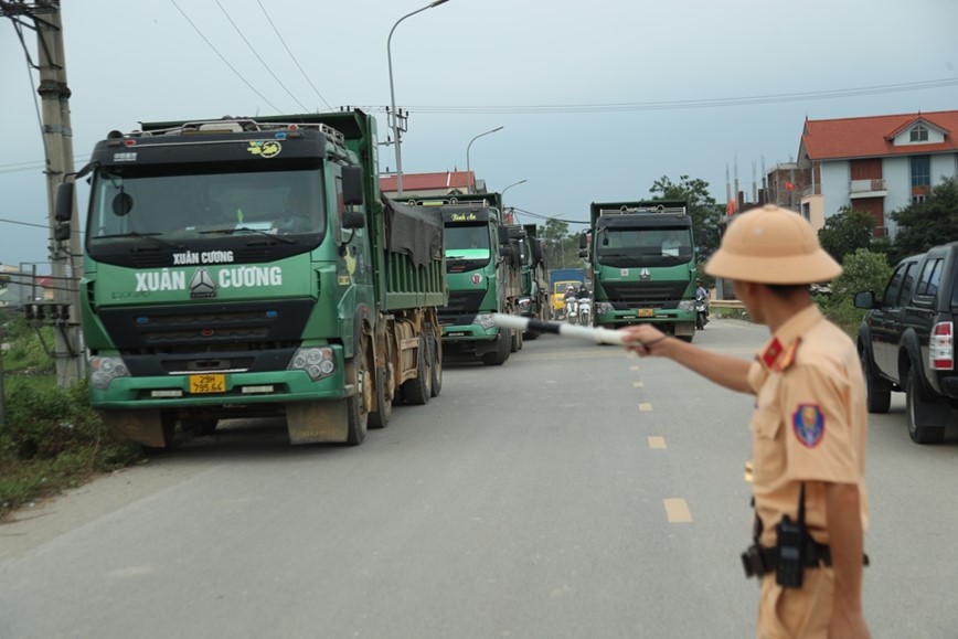 Xe tai chay i, chong doi luc luong chuc nang: Se duy tri tuan tra, xu ly nghiem vi pham - Hinh anh 1