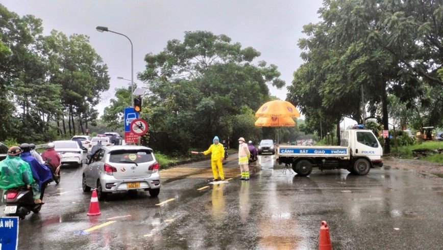 Ha Noi: nhieu duong pho ngap sau do mua lon keo dai - Hinh anh 26