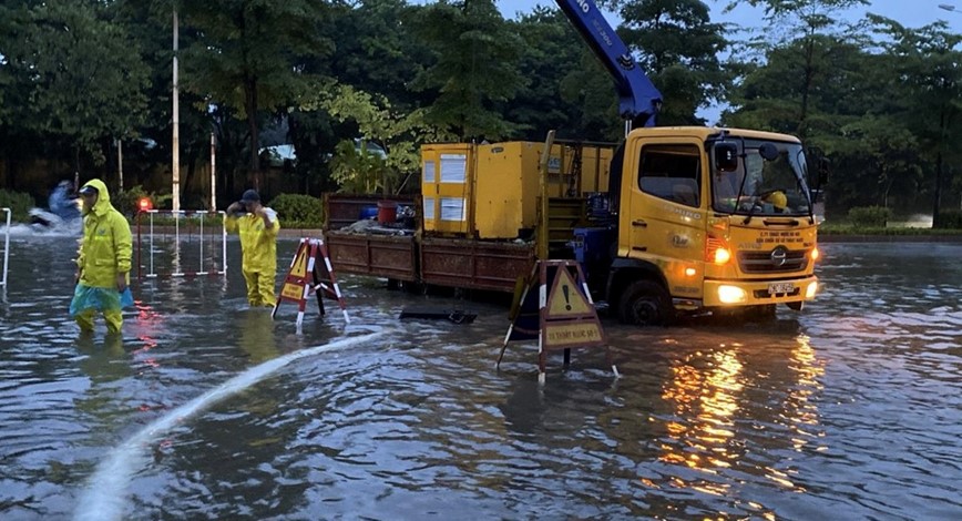 Ha Noi: nhieu duong pho ngap sau do mua lon keo dai - Hinh anh 28