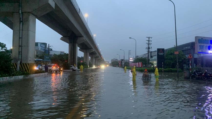 Ha Noi: nhieu duong pho ngap sau do mua lon keo dai - Hinh anh 25