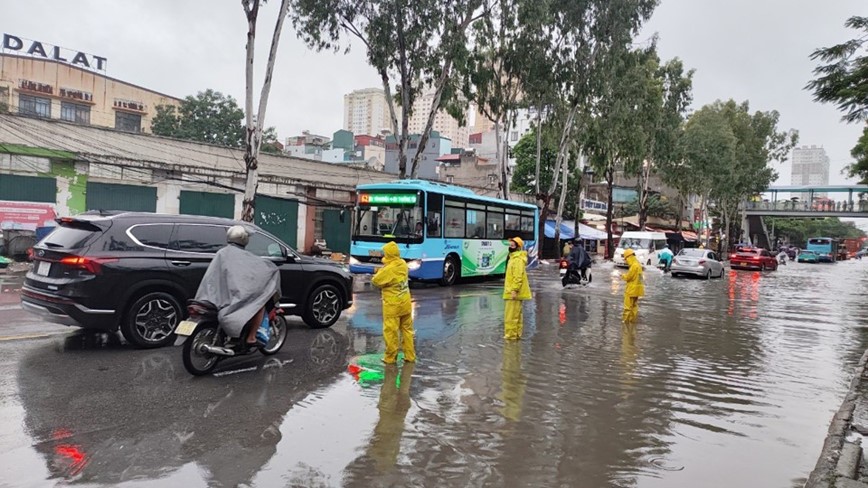 Ha Noi: nhieu duong pho ngap sau do mua lon keo dai - Hinh anh 27