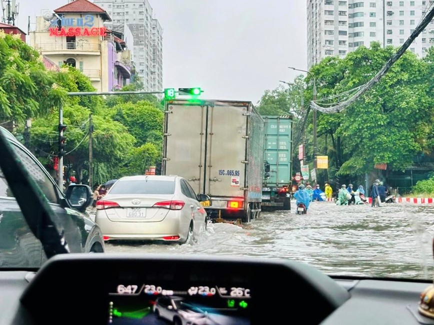 Ha Noi: nhieu duong pho ngap sau do mua lon keo dai - Hinh anh 6