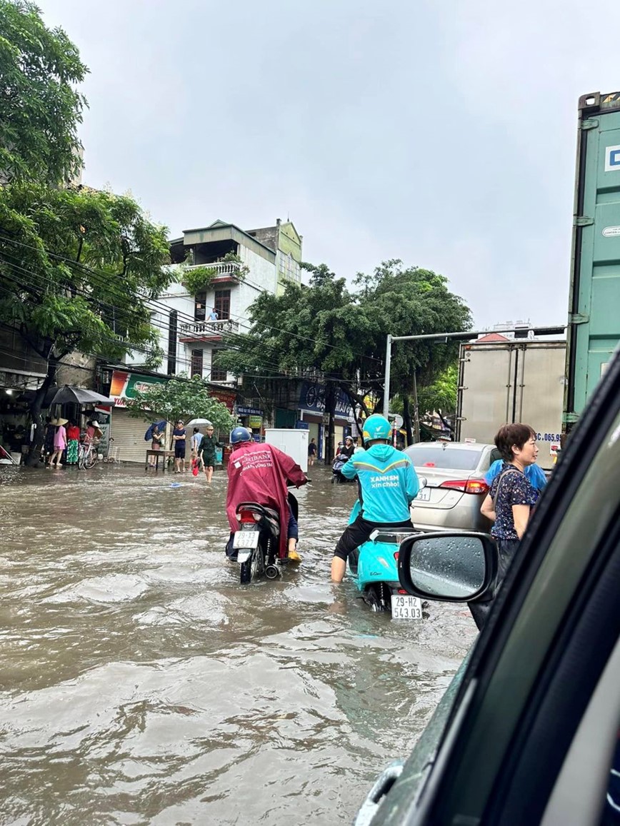 Ha Noi: nhieu duong pho ngap sau do mua lon keo dai - Hinh anh 7