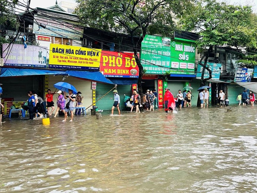 Ha Noi: nhieu duong pho ngap sau do mua lon keo dai - Hinh anh 5