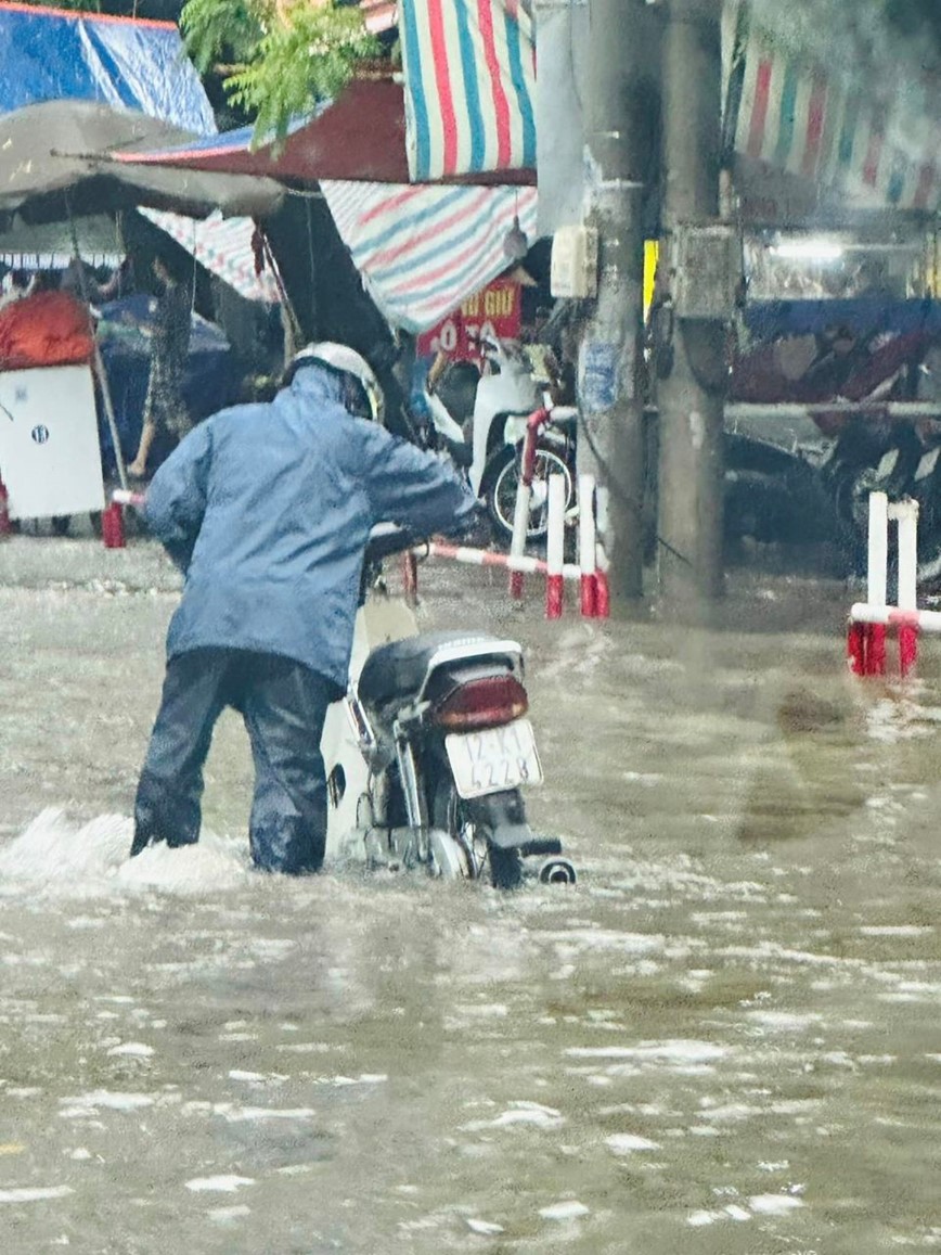 Ha Noi: nhieu duong pho ngap sau do mua lon keo dai - Hinh anh 8